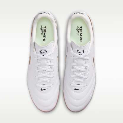Nike Tiempo Ligera Pro Low-Top-Fußballschuh für normalen Rasen – Weiß/Bright Crimson/Blur