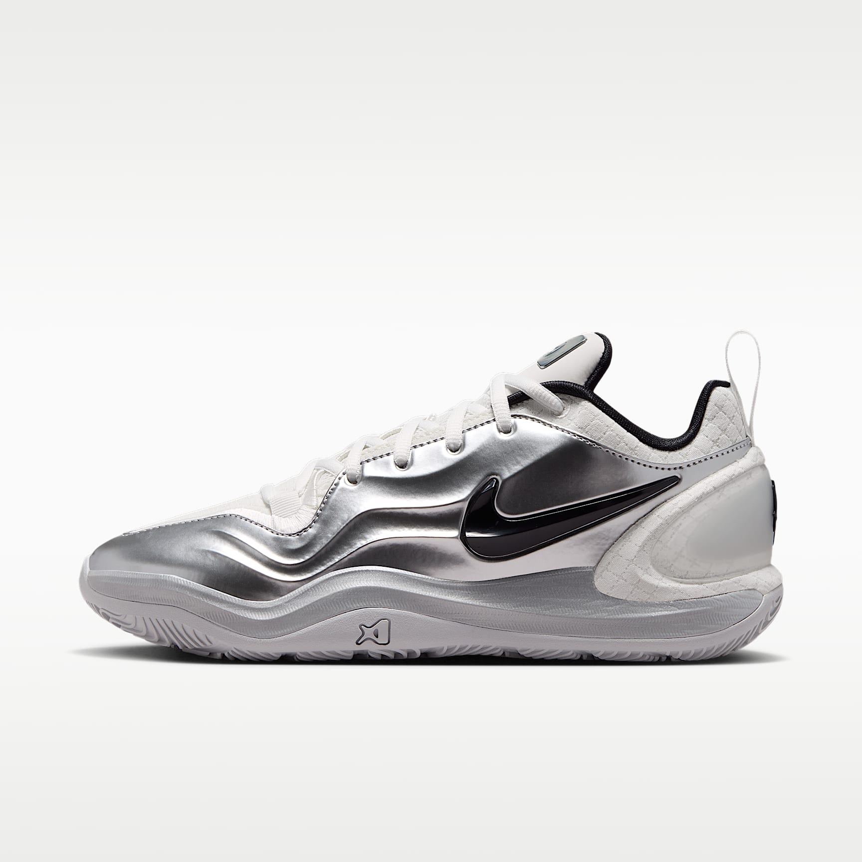 A'Two "Mirrored" A'ja Wilson Basketballschuh – Summit White/Metallic Silver/Schwarz