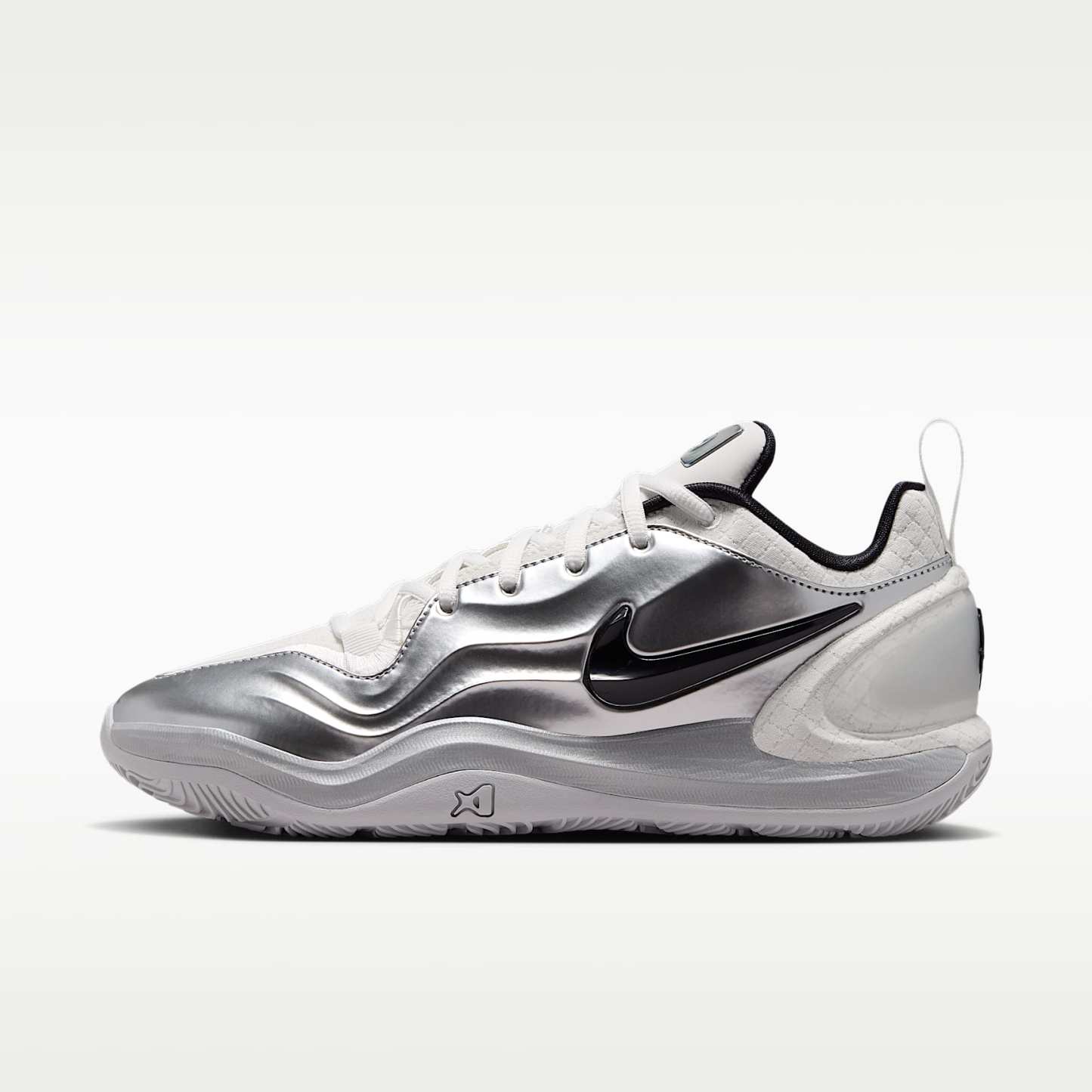 A'Two "Mirrored" A'ja Wilson Basketballschuh – Summit White/Metallic Silver/Schwarz
