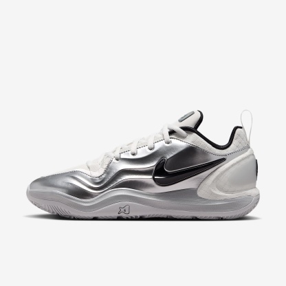 A'Two "Mirrored" A'ja Wilson Basketballschuh – Summit White/Metallic Silver/Schwarz