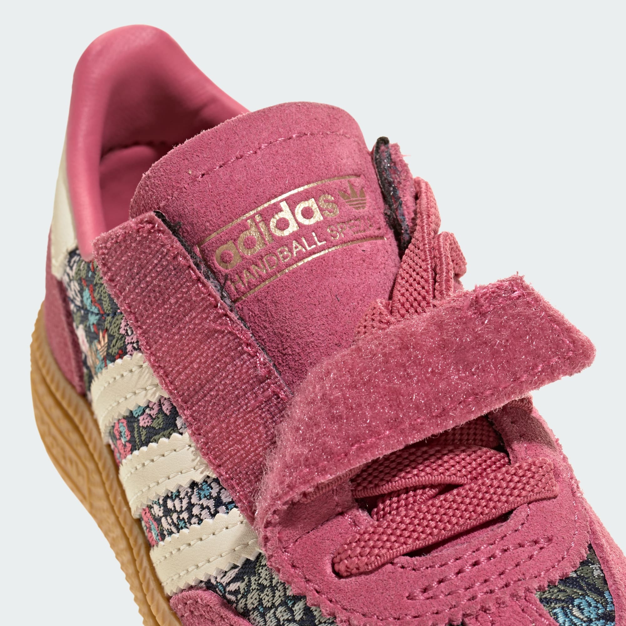 ADIDAS LIBERTY HANDBALL SPEZIAL SCHUH, KOMFORTVERSCHLUSS, ELASTISCHE SCHNÜRSENKEL – Dual Magenta / Cream White / Gum – KH9839