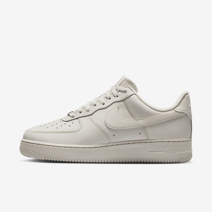 Nike Air Force 1 '07 Schuh (Herren) – Light Bone/Metallic Silver/Light Bone
