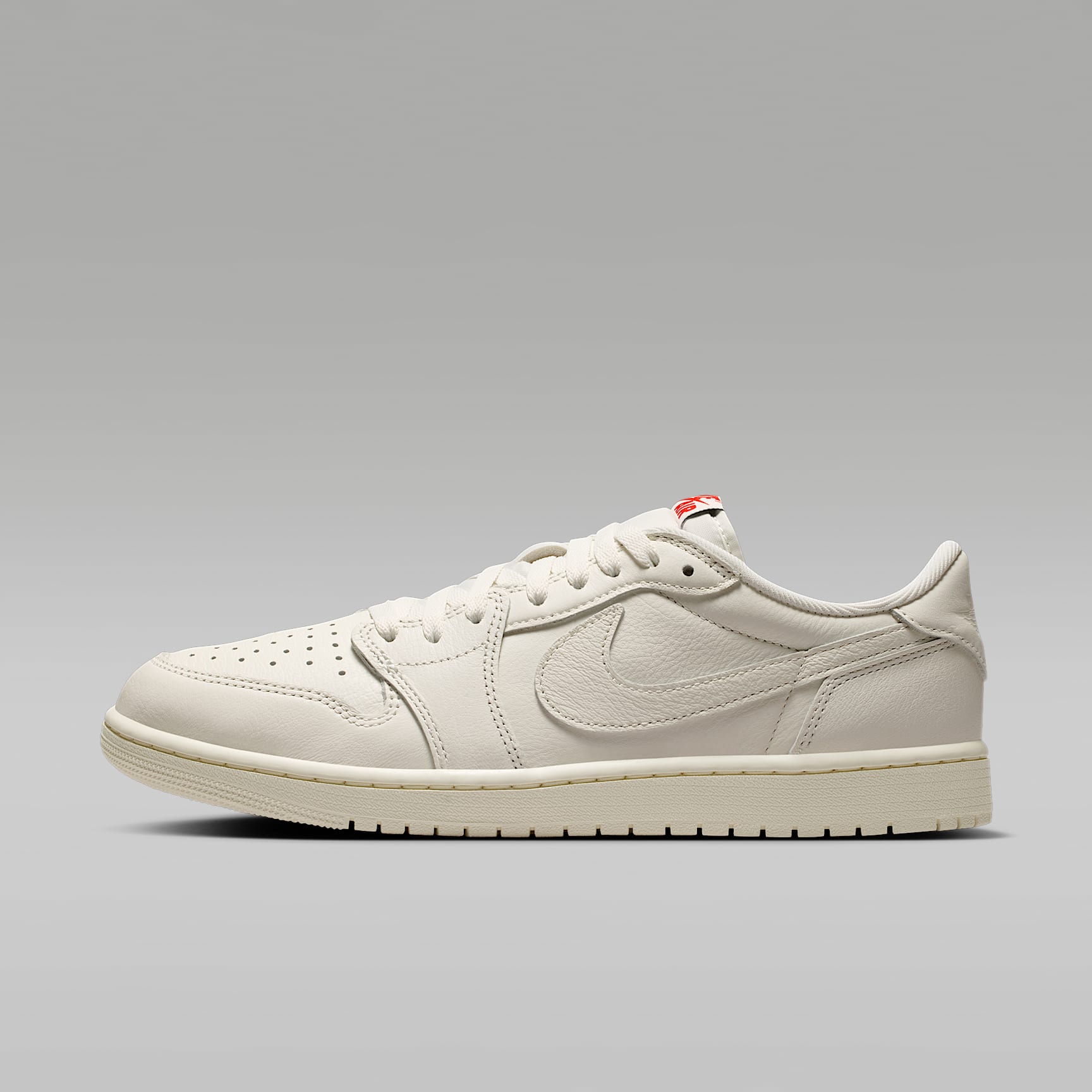 Air Jordan 1 Retro Low Schuh (Herren) – Sail/University Red/Sail