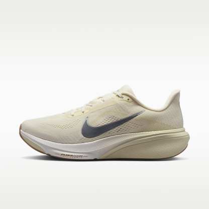 Nike Pegasus 42 Straßenlaufschuh (Herren) – Coconut Milk/Light Khaki/Gum Light Brown/Metallic Silver