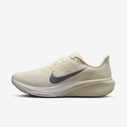 Nike Pegasus 42 Straßenlaufschuh (Herren) – Coconut Milk/Light Khaki/Gum Light Brown/Metallic Silver