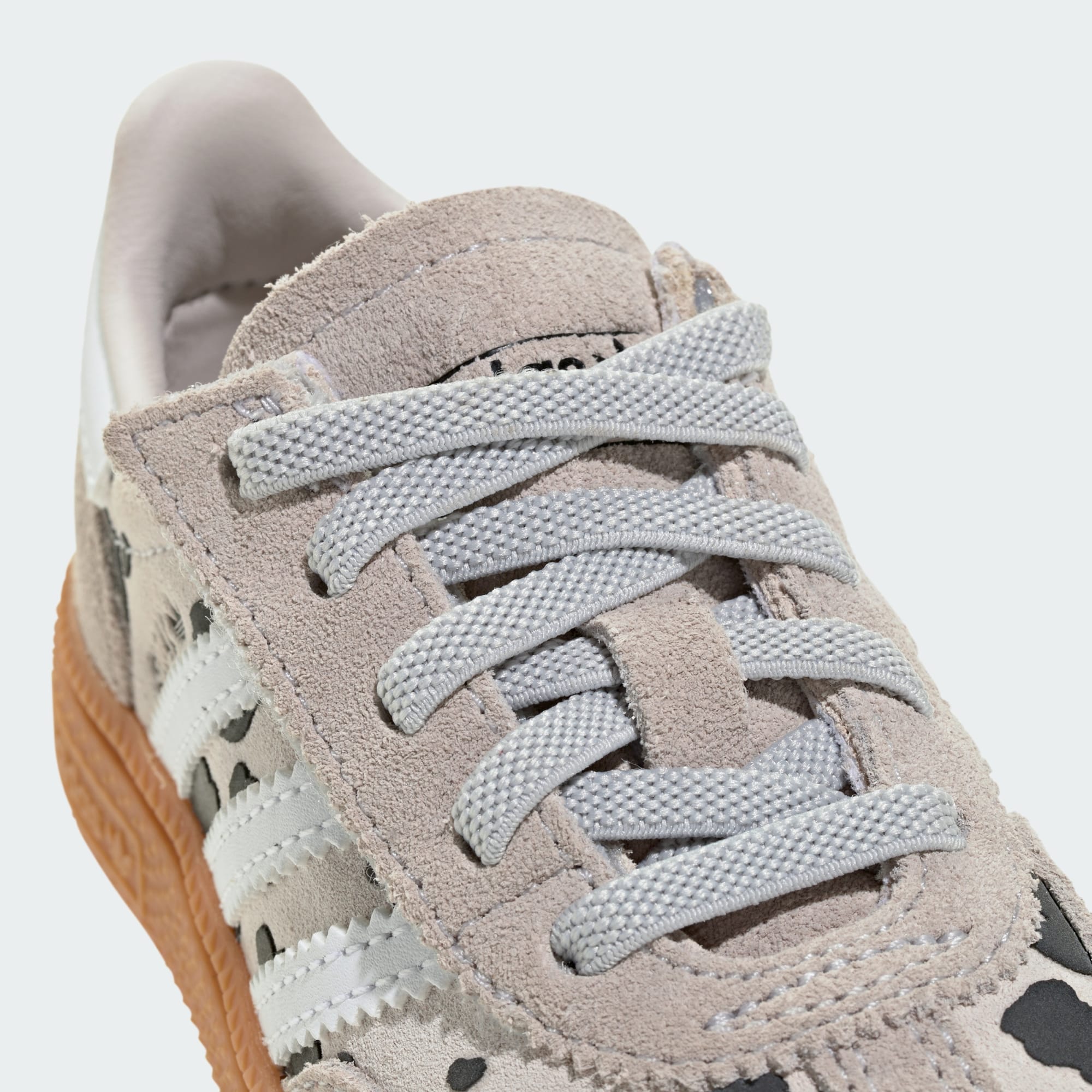 HANDBALL SPEZIAL SCHUH, KOMFORTVERSCHLUSS, ELASTISCHE SCHNÜRSENKEL – Grey One / Cloud White / Crystal White – KI5640