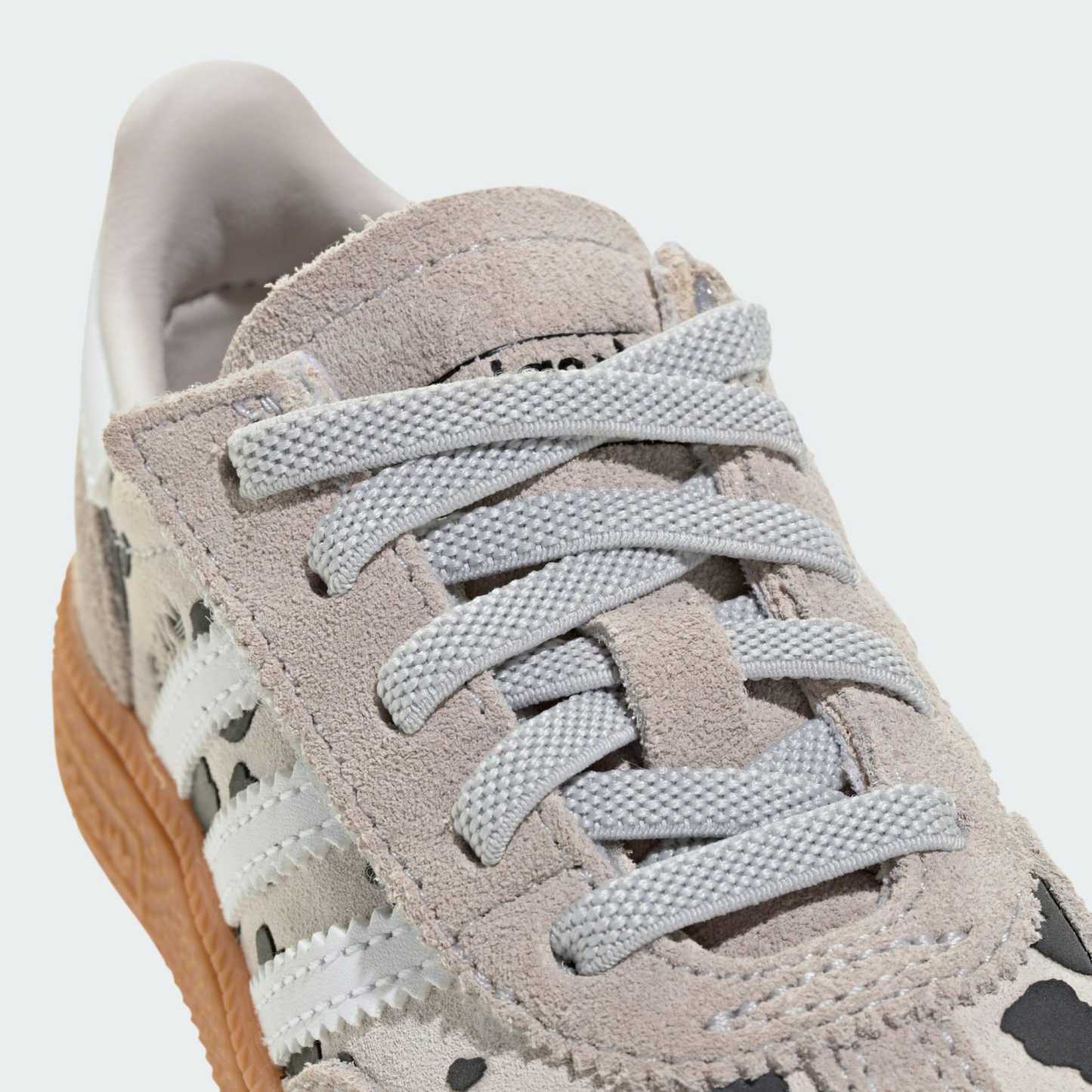 HANDBALL SPEZIAL SCHUH, KOMFORTVERSCHLUSS, ELASTISCHE SCHNÜRSENKEL – Grey One / Cloud White / Crystal White – KI5640