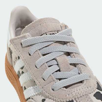 HANDBALL SPEZIAL SCHUH, KOMFORTVERSCHLUSS, ELASTISCHE SCHNÜRSENKEL – Grey One / Cloud White / Crystal White – KI5640