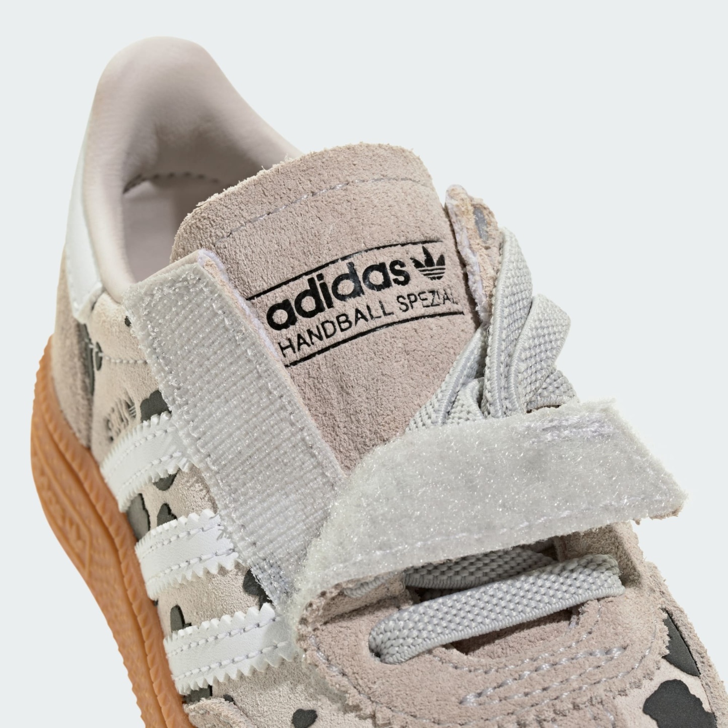 HANDBALL SPEZIAL SCHUH, KOMFORTVERSCHLUSS, ELASTISCHE SCHNÜRSENKEL – Grey One / Cloud White / Crystal White – KI5640