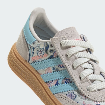 HANDBALL SPEZIAL SCHUH, KOMFORTVERSCHLUSS, ELASTISCHE SCHNÜRSENKEL – Off White / Icey Blue / Gum – KK0952