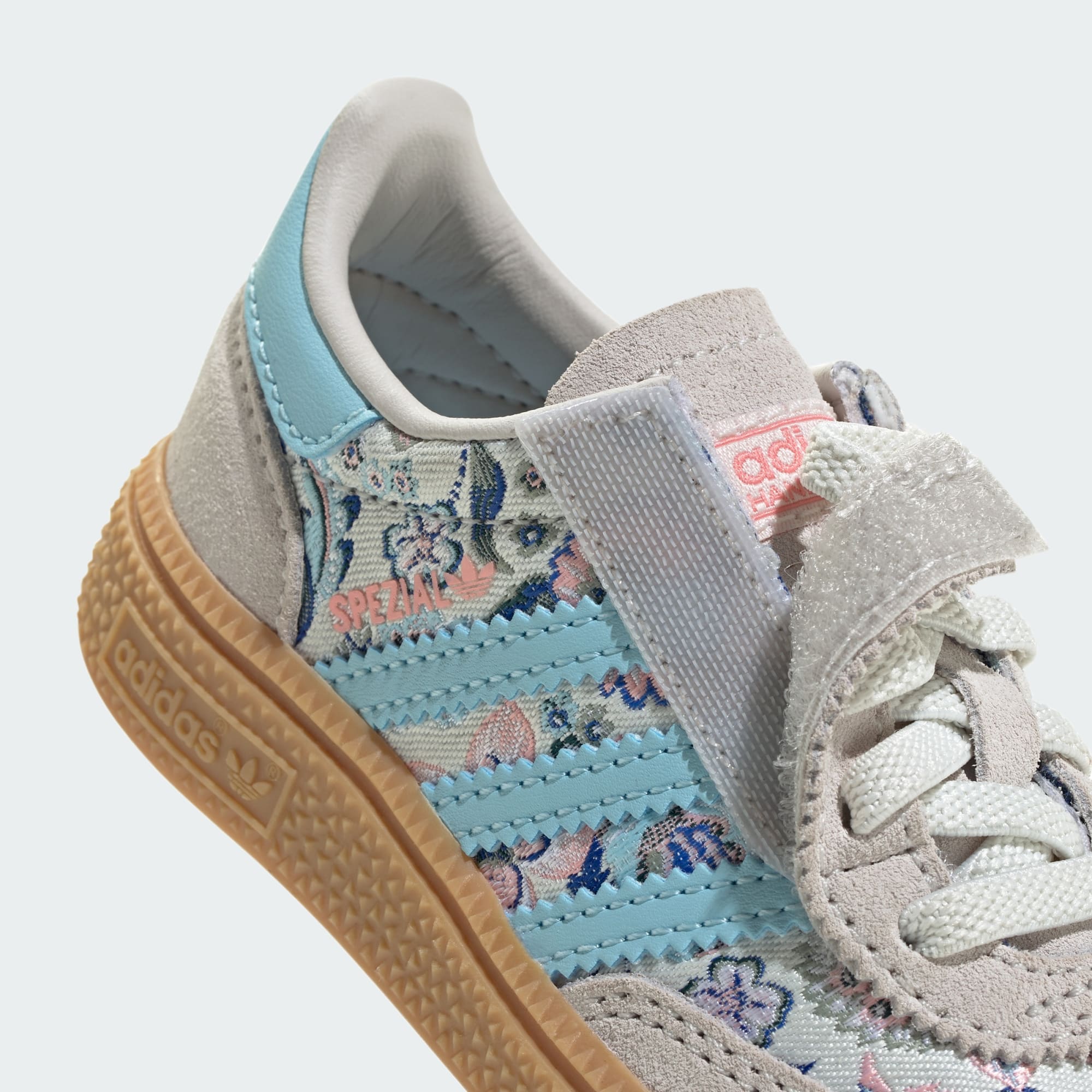HANDBALL SPEZIAL SCHUH, KOMFORTVERSCHLUSS, ELASTISCHE SCHNÜRSENKEL – Off White / Icey Blue / Gum – KK0952