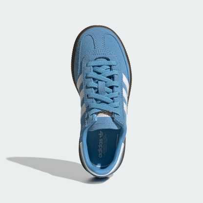 HANDBALL SPEZIAL SCHUH, KOMFORTVERSCHLUSS, ELASTISCHE SCHNÜRSENKEL – Light Blue / Cloud White / Gum – JQ6381