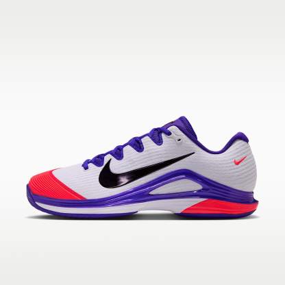 Nike Vapor 12 PRM Tennisschuh für Hartplätze (Herren) – Weiß/Dark Concord/Bright Crimson/Burgundy Ash