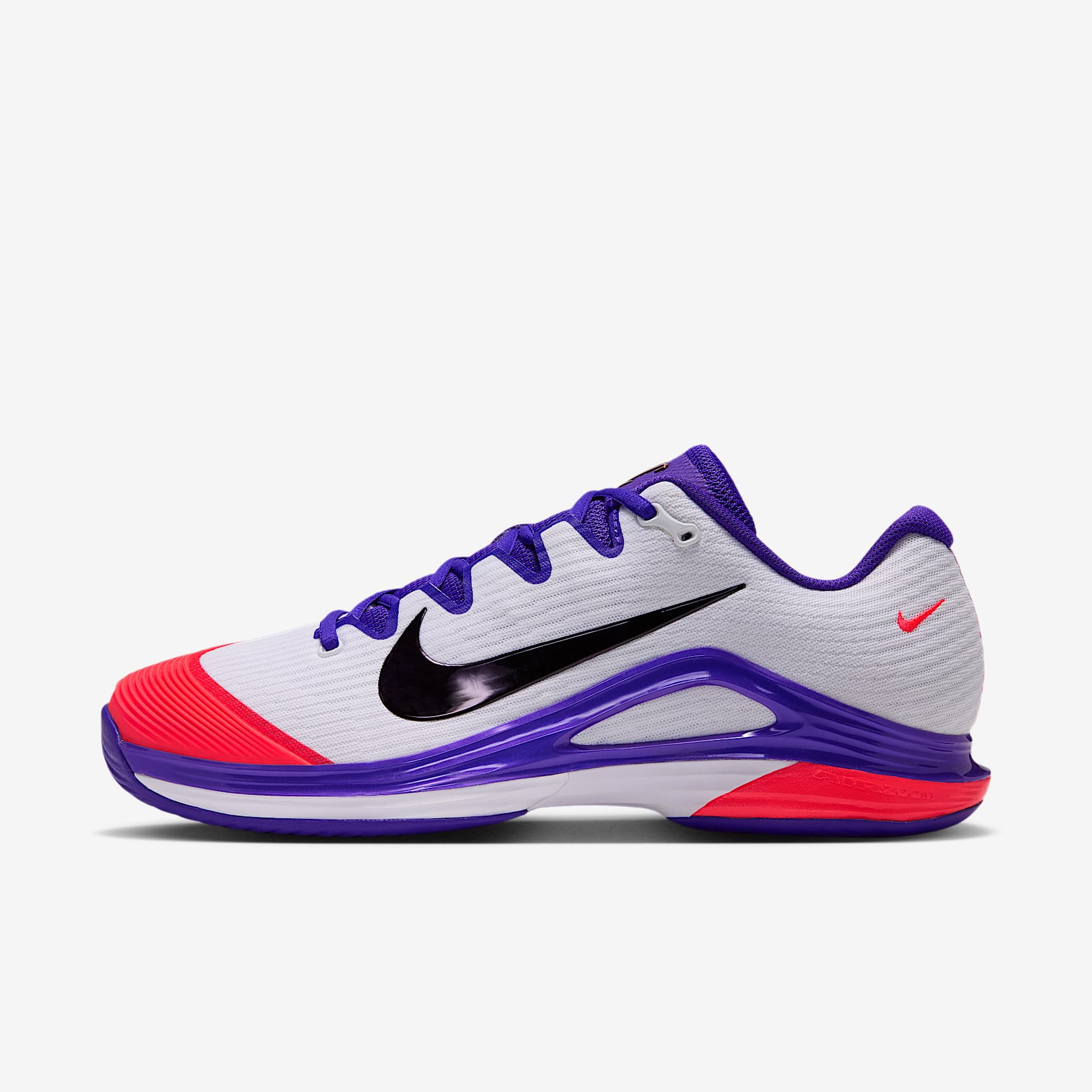 Nike Vapor 12 PRM Tennisschuh für Hartplätze (Herren) – Weiß/Dark Concord/Bright Crimson/Burgundy Ash