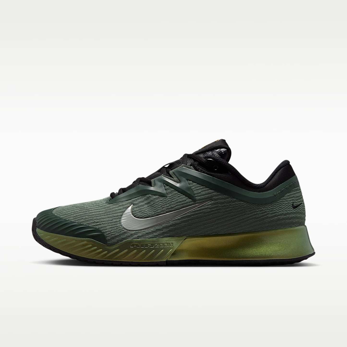 Nike Vapor Pro 3 PRM Tennisschuhe für den Hartplatz (Herren) – Camo Green/Pure Platinum/Schwarz/Metallic Gold