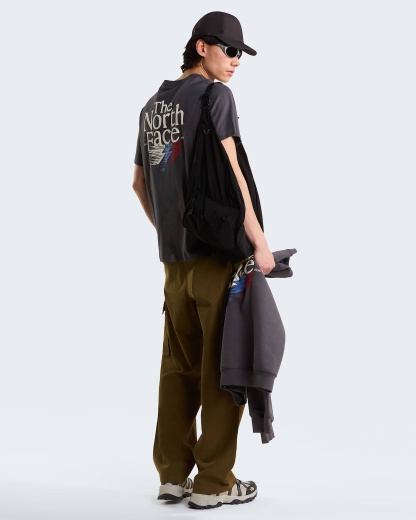 Retro Trail Graphic T-Shirt in Relaxed Fit Herren – Anthracite Grey