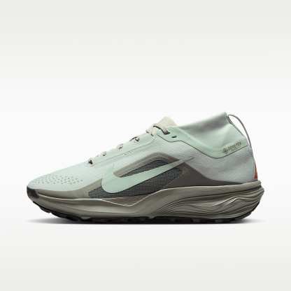 ACG Pegasus Trail GORE-TEX wasserdichter Traillaufschuh (Herren) – Light Silver/Light Army/Safety Orange/Light Silver