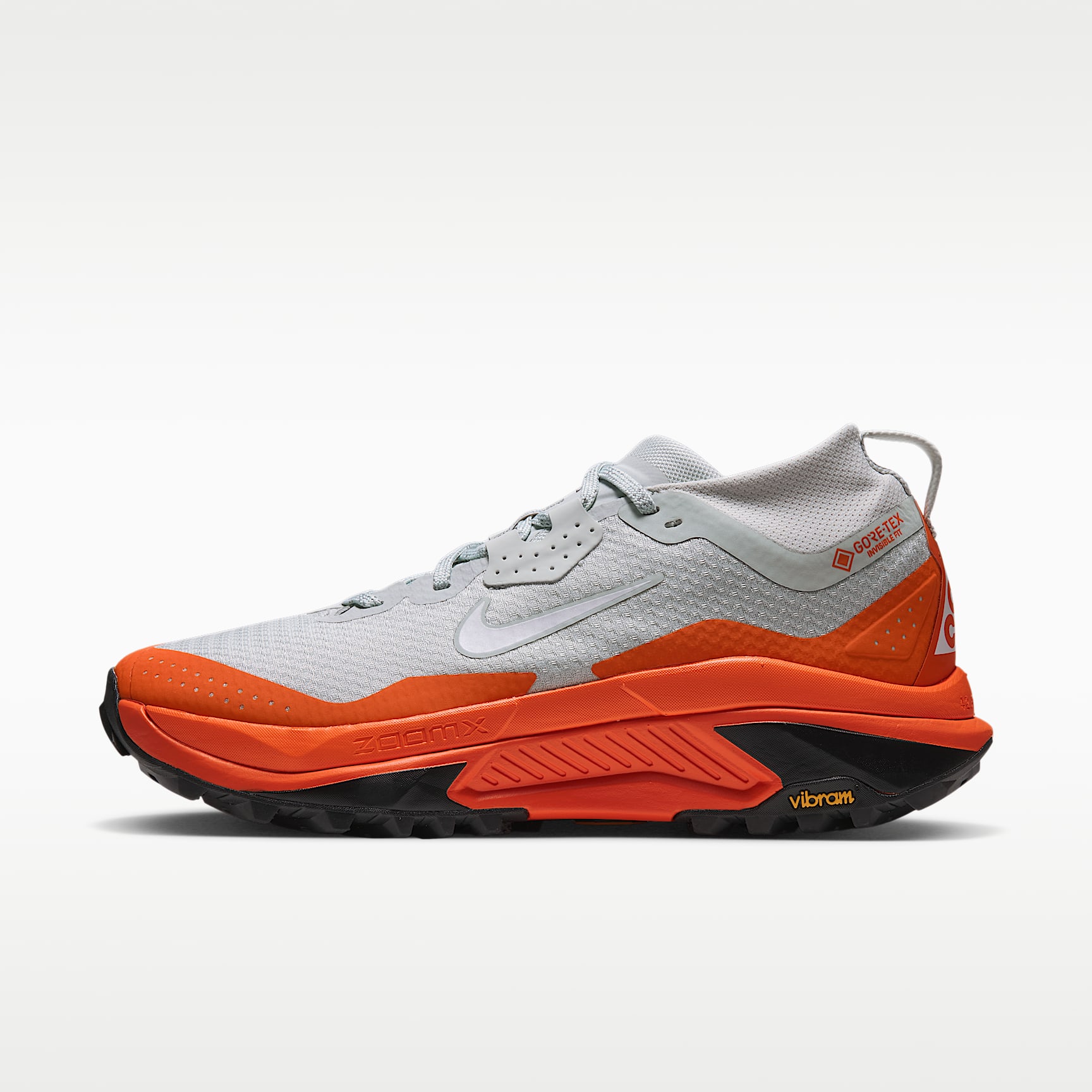 ACG Zegama Trail GORE-TEX wasserdichter Traillaufschuh (Herren) – Light Silver/Safety Orange/Schwarz/Summit White