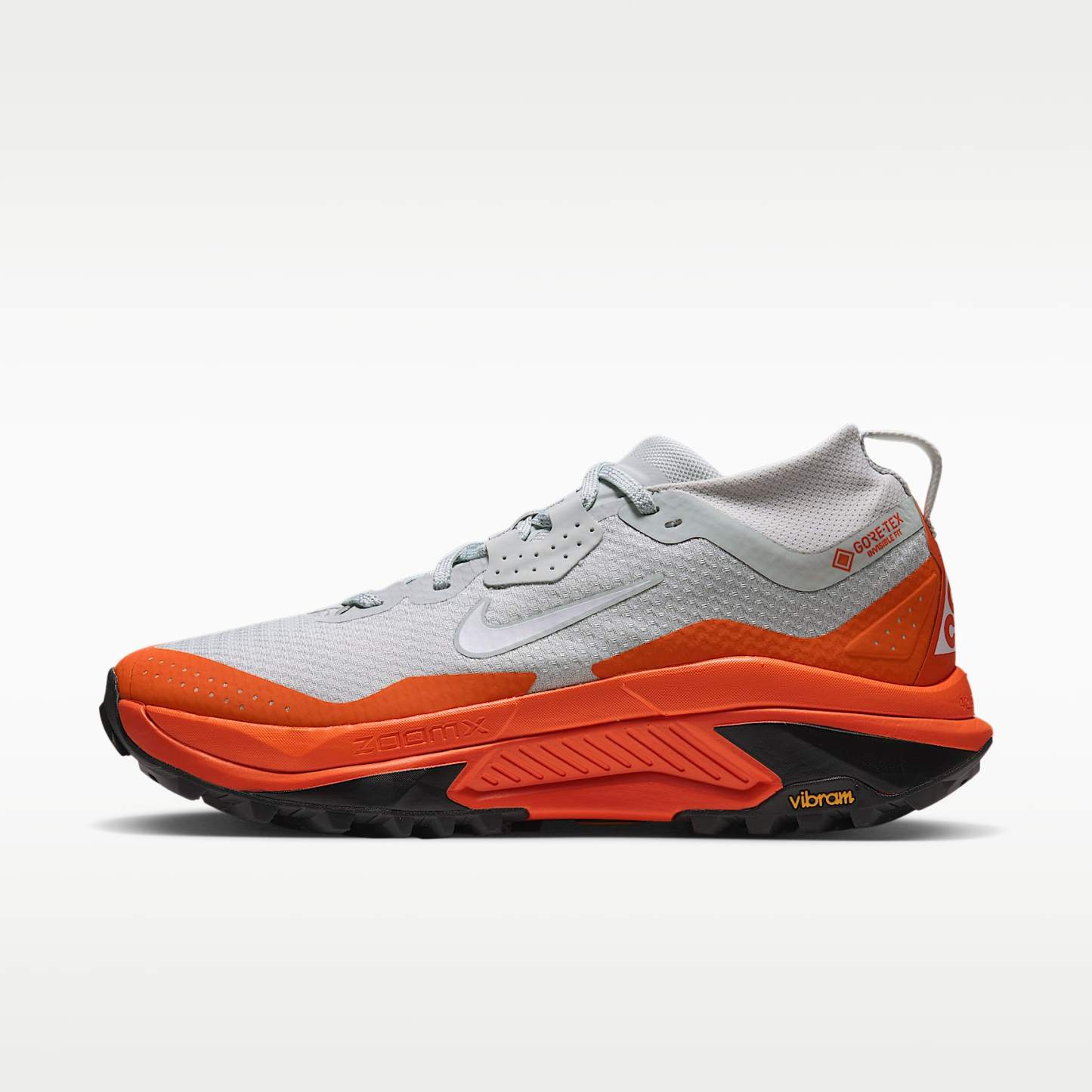 ACG Zegama Trail GORE-TEX wasserdichter Traillaufschuh (Herren) – Light Silver/Safety Orange/Schwarz/Summit White