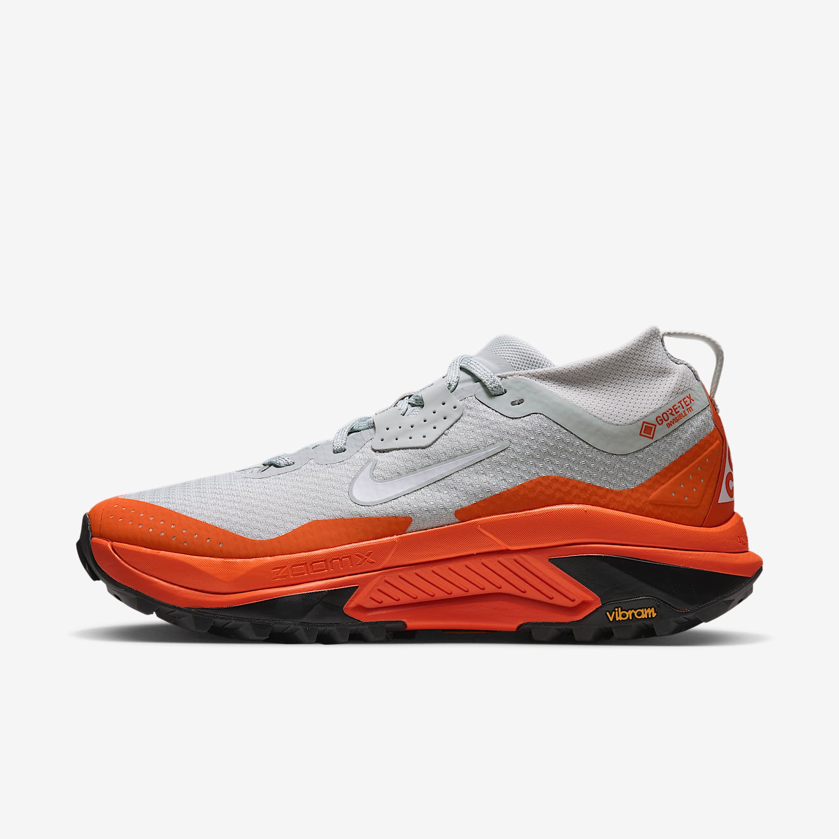 ACG Zegama Trail GORE-TEX wasserdichter Traillaufschuh (Herren) – Light Silver/Safety Orange/Schwarz/Summit White