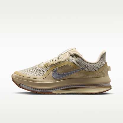 Nike Pegasus Premium Straßenlaufschuh (Herren) – Desert Khaki/Light Khaki/Filbert/Metallic Silver