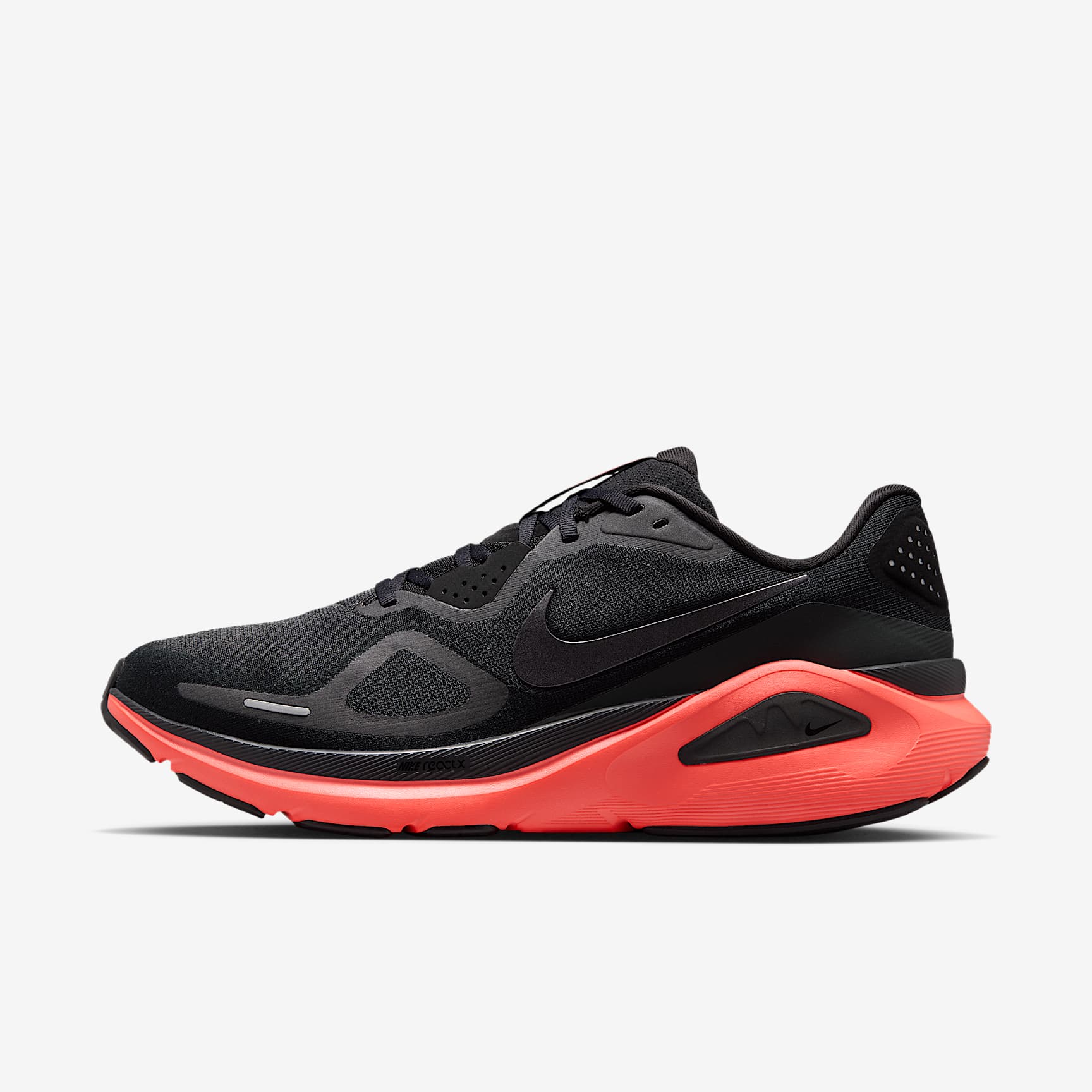 Nike Structure 26 Straßenlaufschuh (Herren) – Schwarz/Bright Crimson/Dark Smoke Grey/Metallic Dark Grey