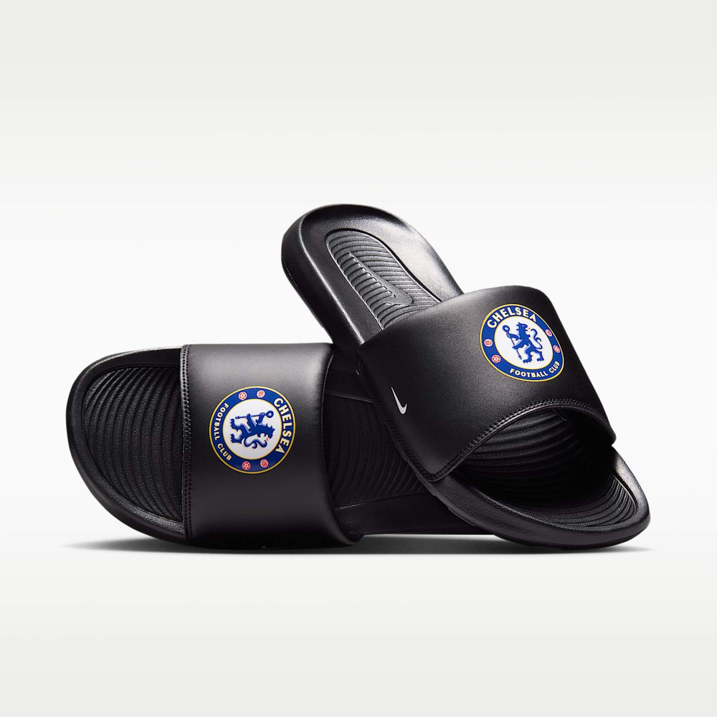 FC Chelsea Victori One Nike Slides (Herren) – Schwarz/Multi-Color/Weiß