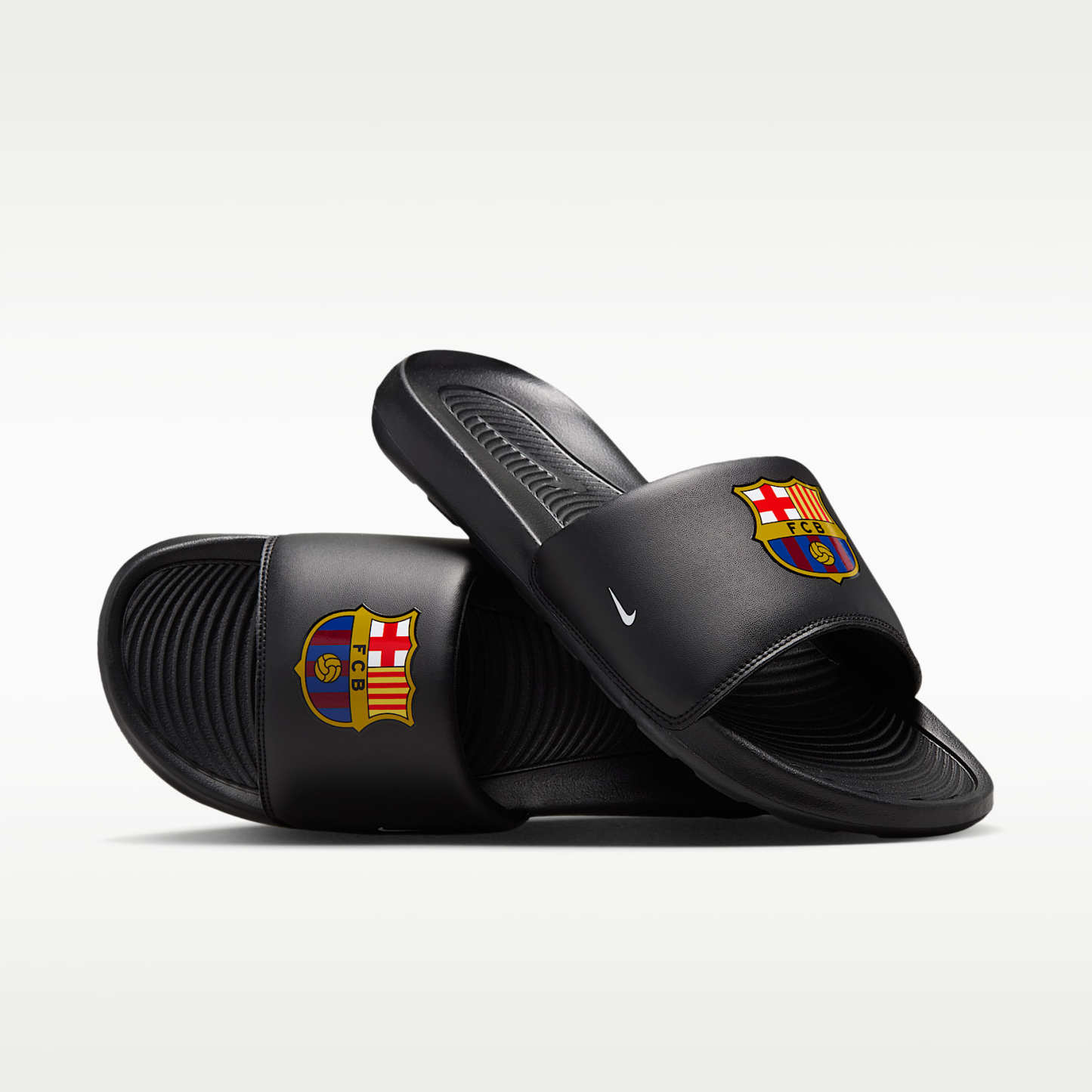 FC Barcelona Victori One Nike Fußball-Slides (Herren) – Schwarz/Midwest Gold/Imperial Purple