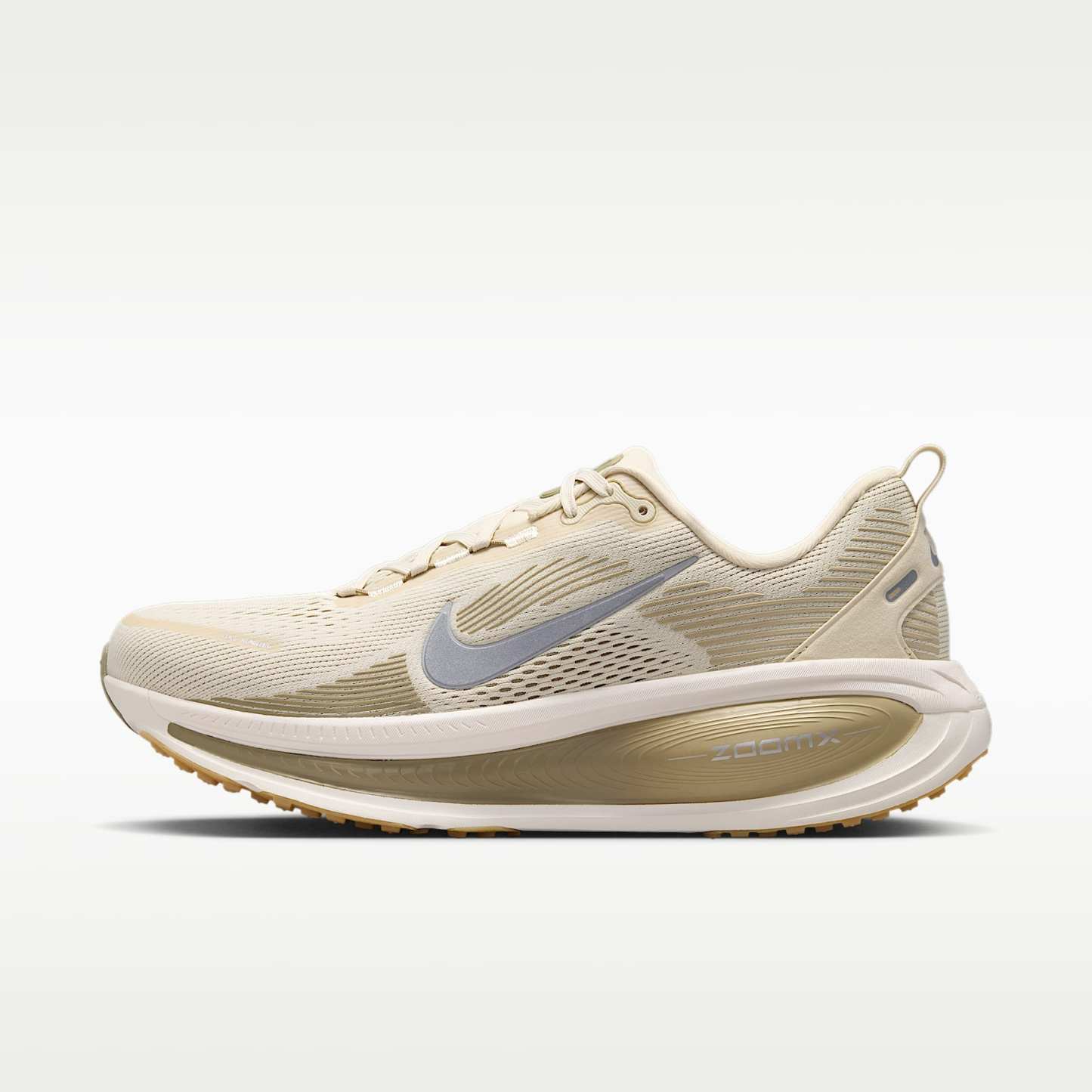 Nike Vomero 18 Straßenlaufschuh (Herren) – Light Khaki/Desert Khaki/Sail/Metallic Silver