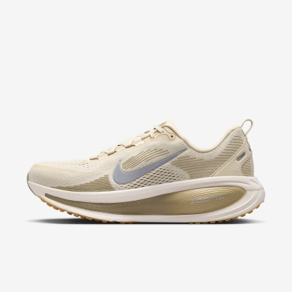 Nike Vomero 18 Straßenlaufschuh (Herren) – Light Khaki/Desert Khaki/Sail/Metallic Silver