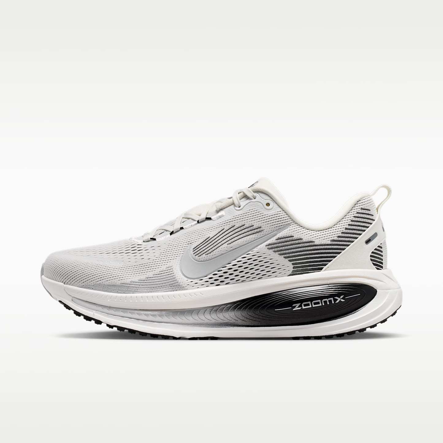 Nike Vomero 18 Straßenlaufschuh (Herren) – Summit White/Schwarz/Off White/Metallic Silver