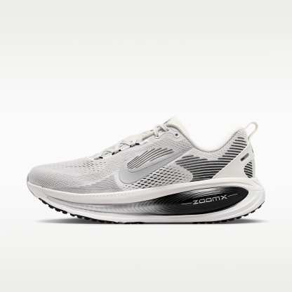 Nike Vomero 18 Straßenlaufschuh (Herren) – Summit White/Schwarz/Off White/Metallic Silver