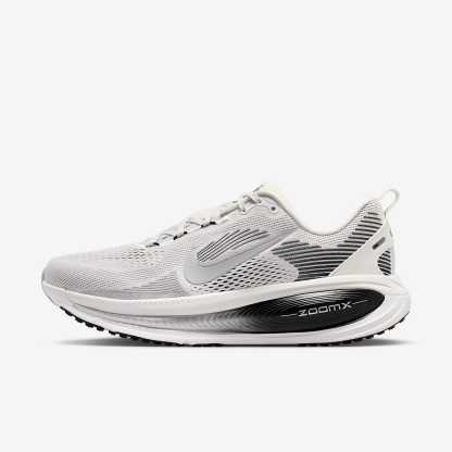 Nike Vomero 18 Straßenlaufschuh (Herren) – Summit White/Schwarz/Off White/Metallic Silver