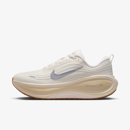 Nike Vomero Plus Straßenlaufschuh (Herren) – Sail/Coconut Milk/Light Khaki/Metallic Silver