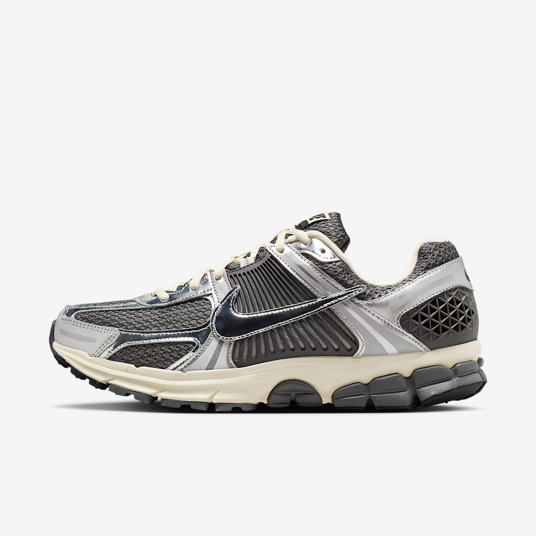 Nike Zoom Vomero 5 Schuh (Herren) – Iron Grey/Metallic Silver/Coconut Milk/Chrome