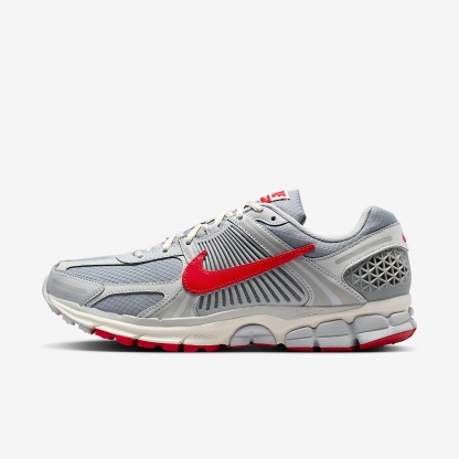 Nike Zoom Vomero 5 SE Herrenschuh – Grey Fog/Particle Grey/Phantom/University Red