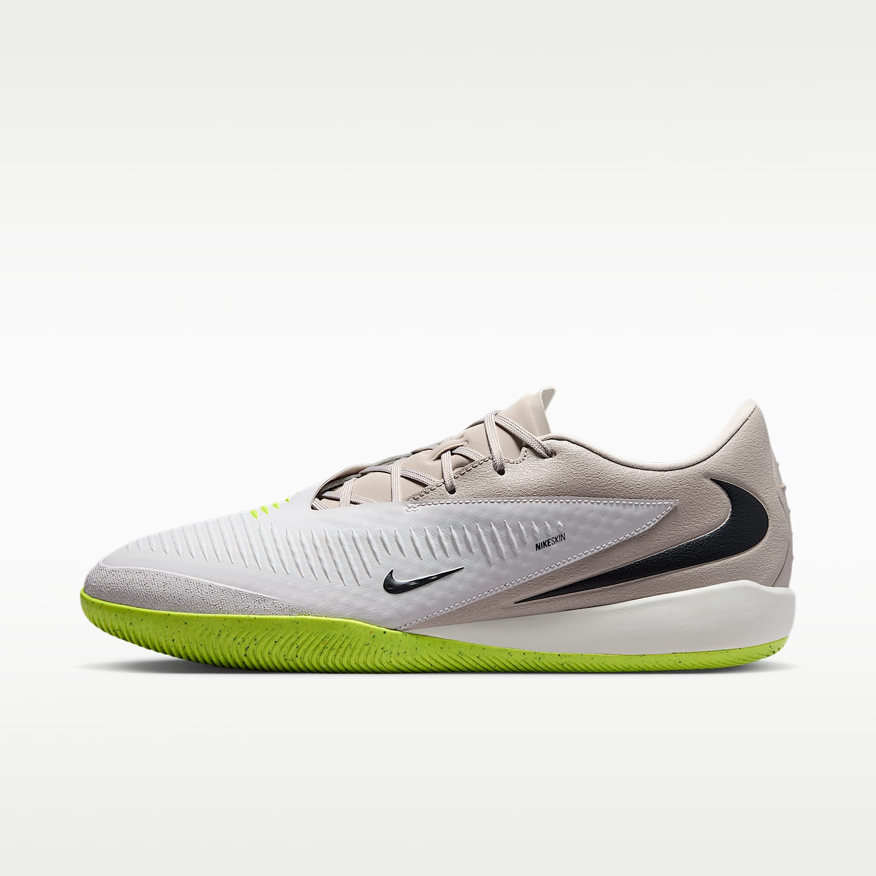 Nike Phantom 6 Low Academy Fußballschuh für Hallen- und Hartplätze – Moon Particle/Lemon Venom/Schwarz