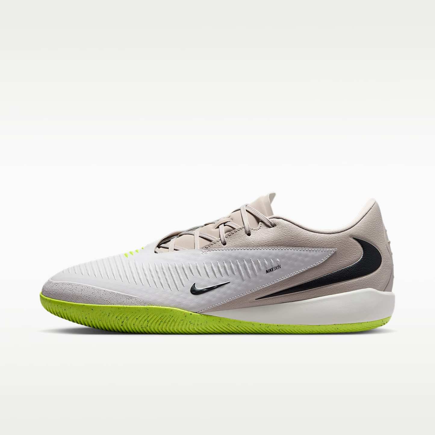 Nike Phantom 6 Low Academy Fußballschuh für Hallen- und Hartplätze – Moon Particle/Lemon Venom/Schwarz