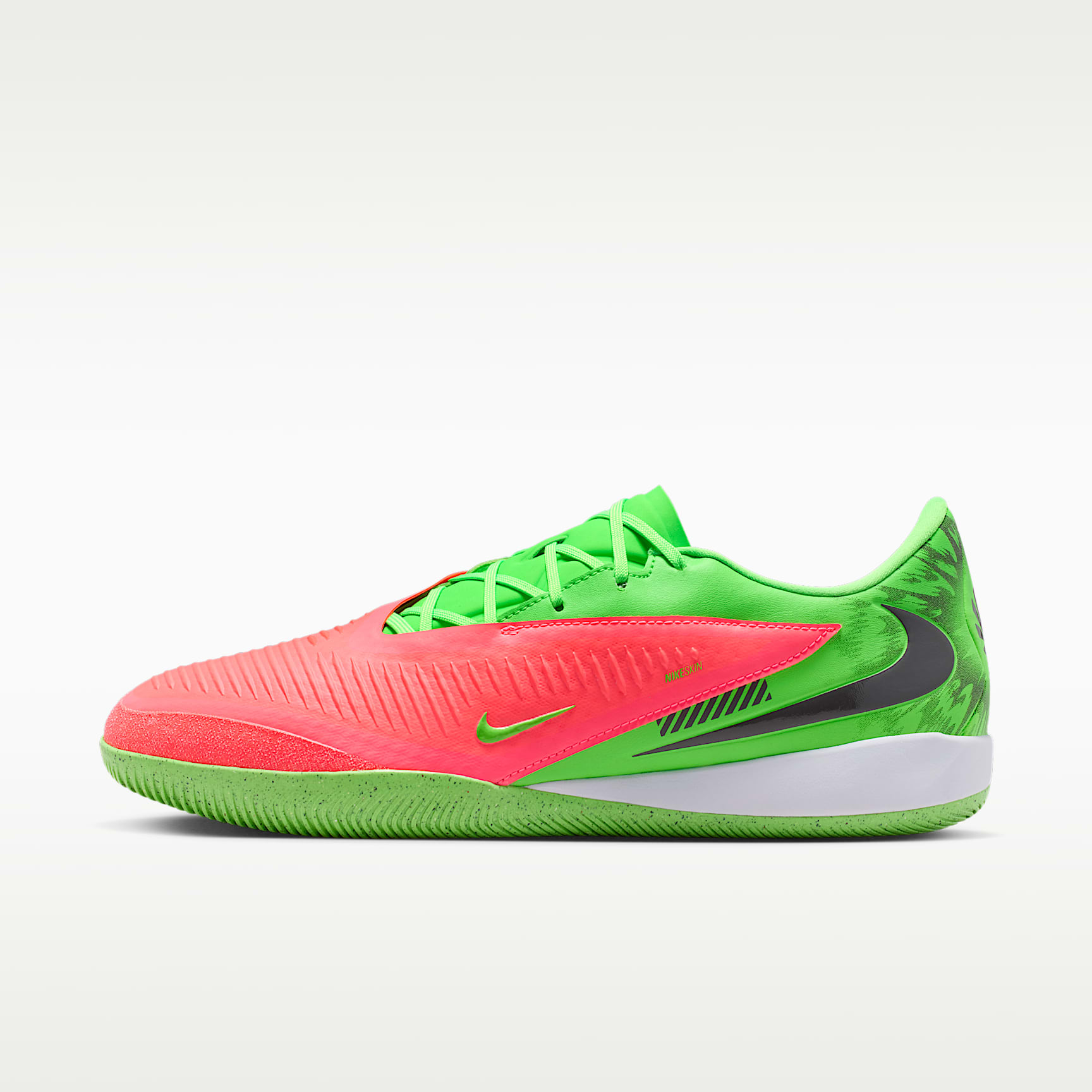 Nike Phantom 6 Low Academy "Erling Haaland" Fußballschuh für Hallen- und Hartplätze – Hot Punch/Green Strike/Schwarz