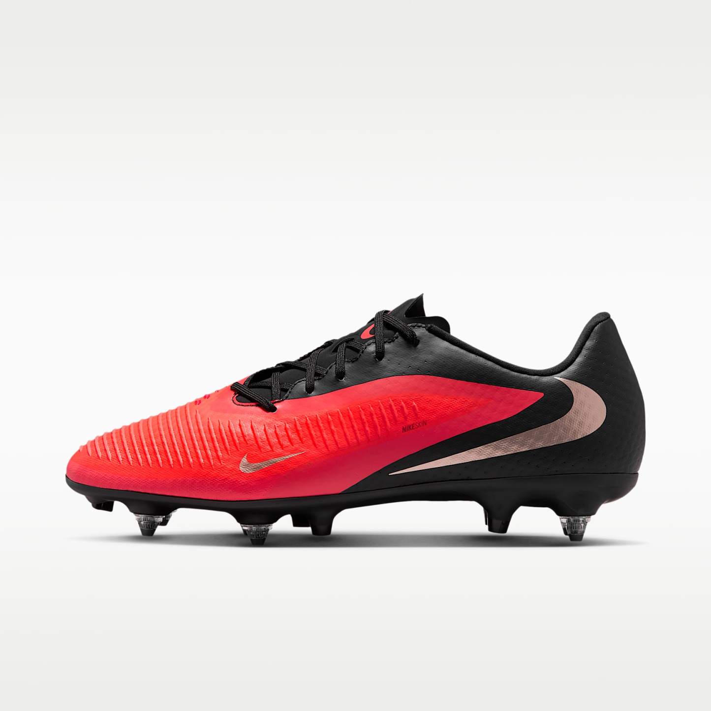 Nike Phantom 6 Low Academy Fußballschuh für weichen Rasen – Bright Crimson/Schwarz/Blur