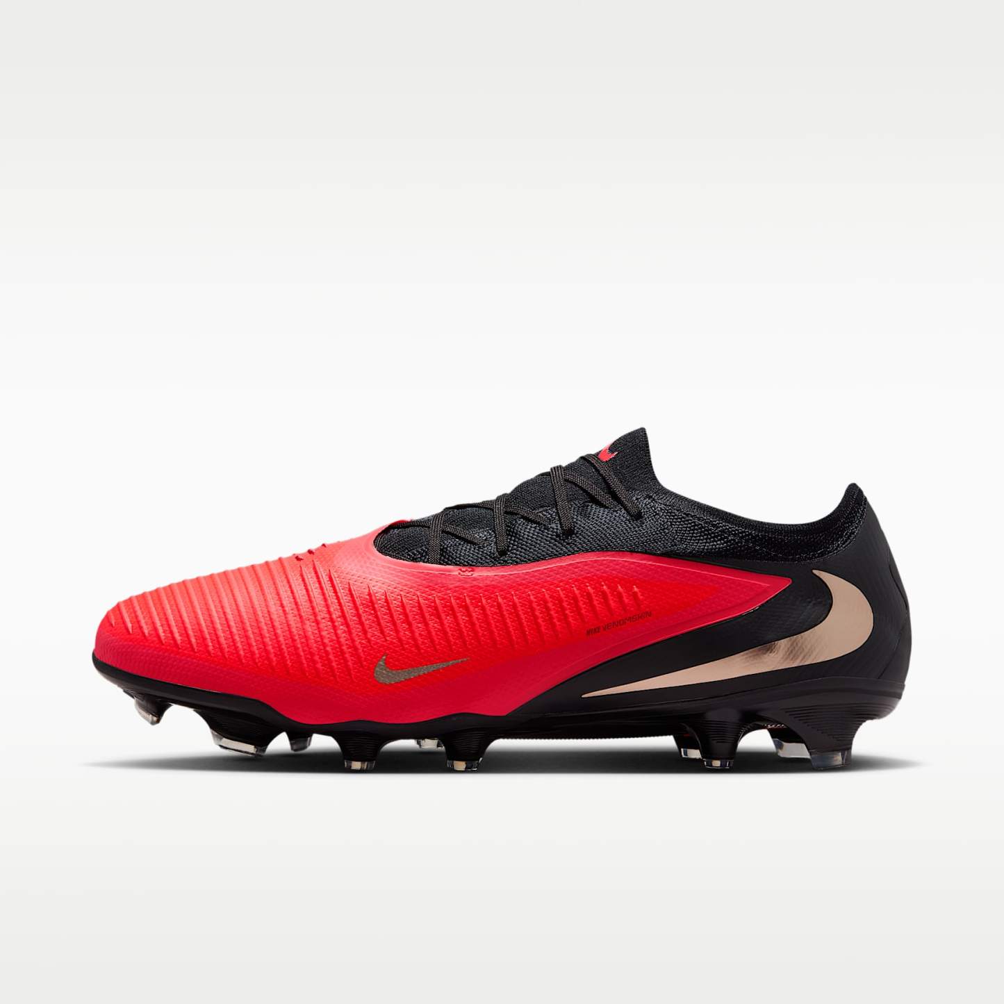 Nike Phantom 6 Low Pro Fußballschuh für normalen Rasen – Bright Crimson/Bright Crimson/Schwarz