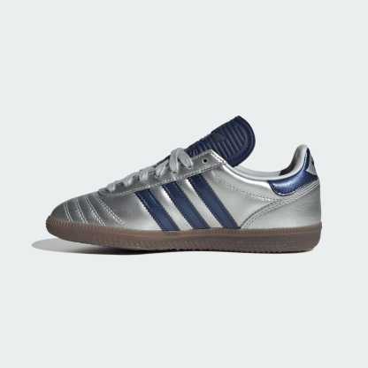 SAMBA JP SCHUH – Silver Metallic / Dark Blue / Gum – KI0541
