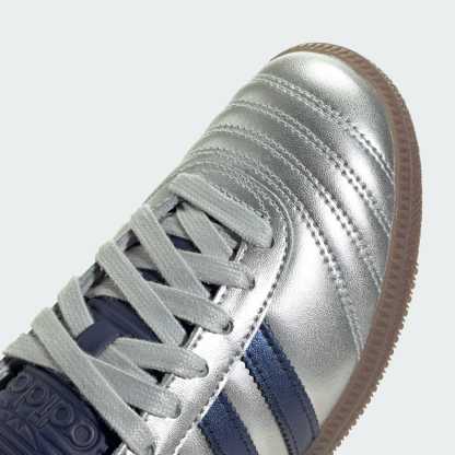 SAMBA JP SCHUH – Silver Metallic / Dark Blue / Gum – KI0541