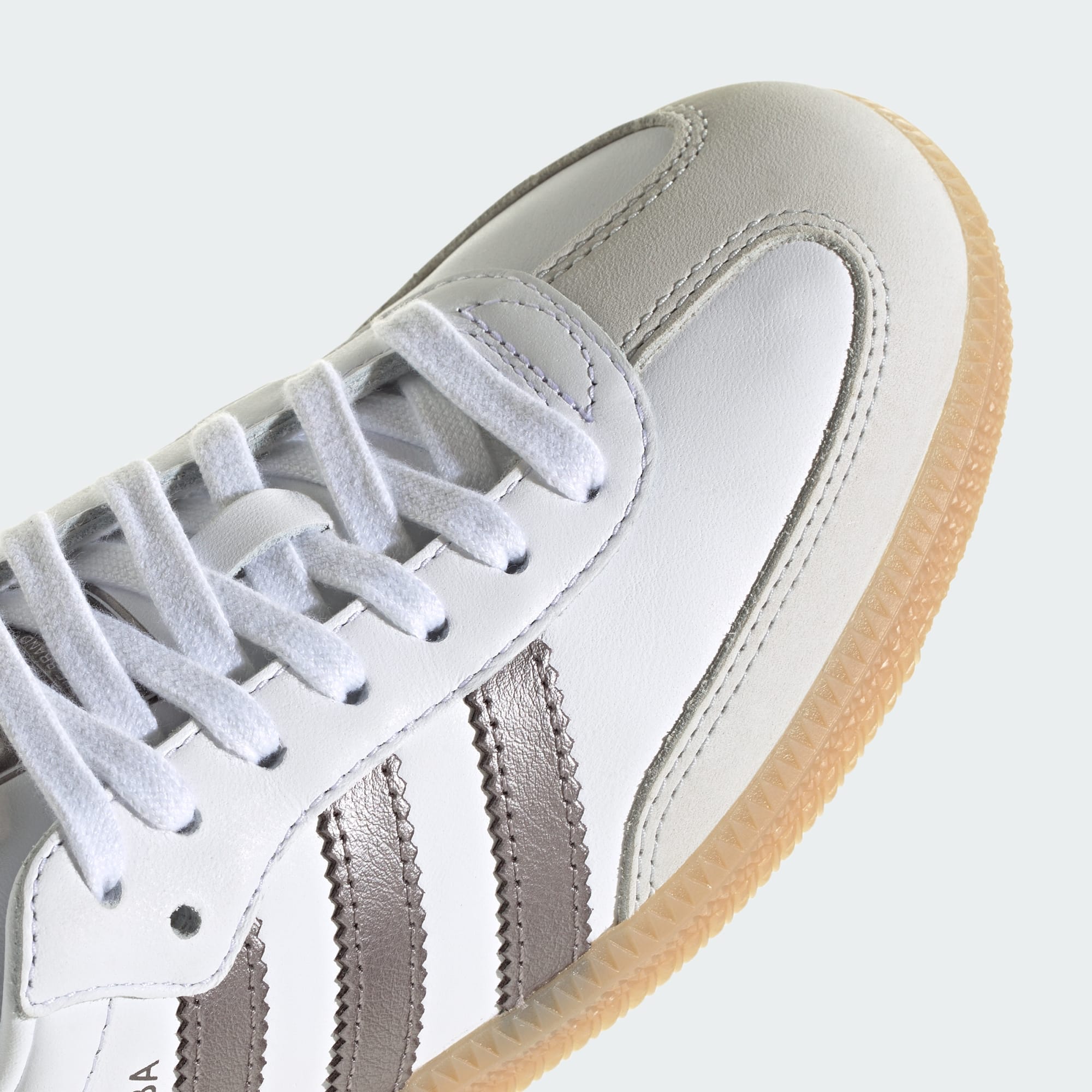SAMBA OG SCHUH – Cloud White / Coffee Met. / Gum – KK2504