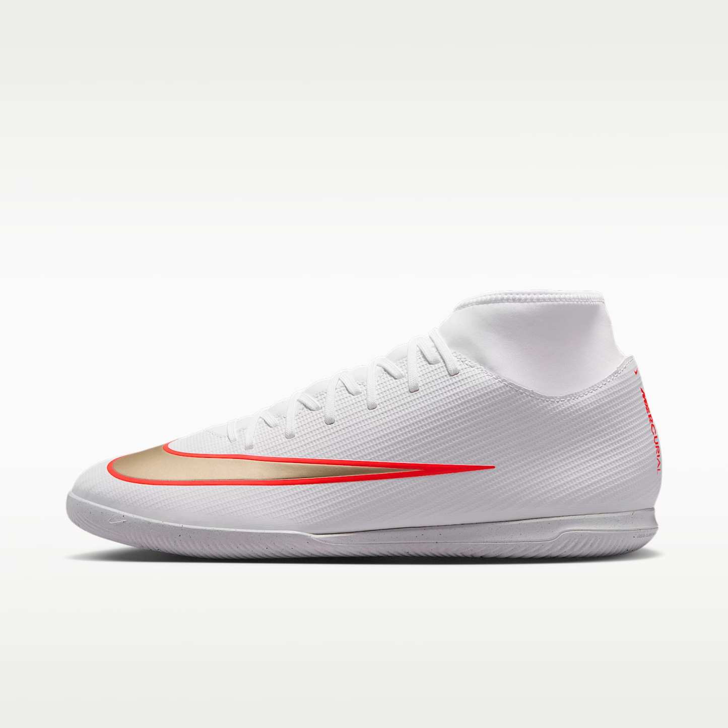Nike Mercurial Superfly 11 Club High-Top-Fußballschuh für Hallen- und Hartplätze – Weiß/Bright Crimson/Blur