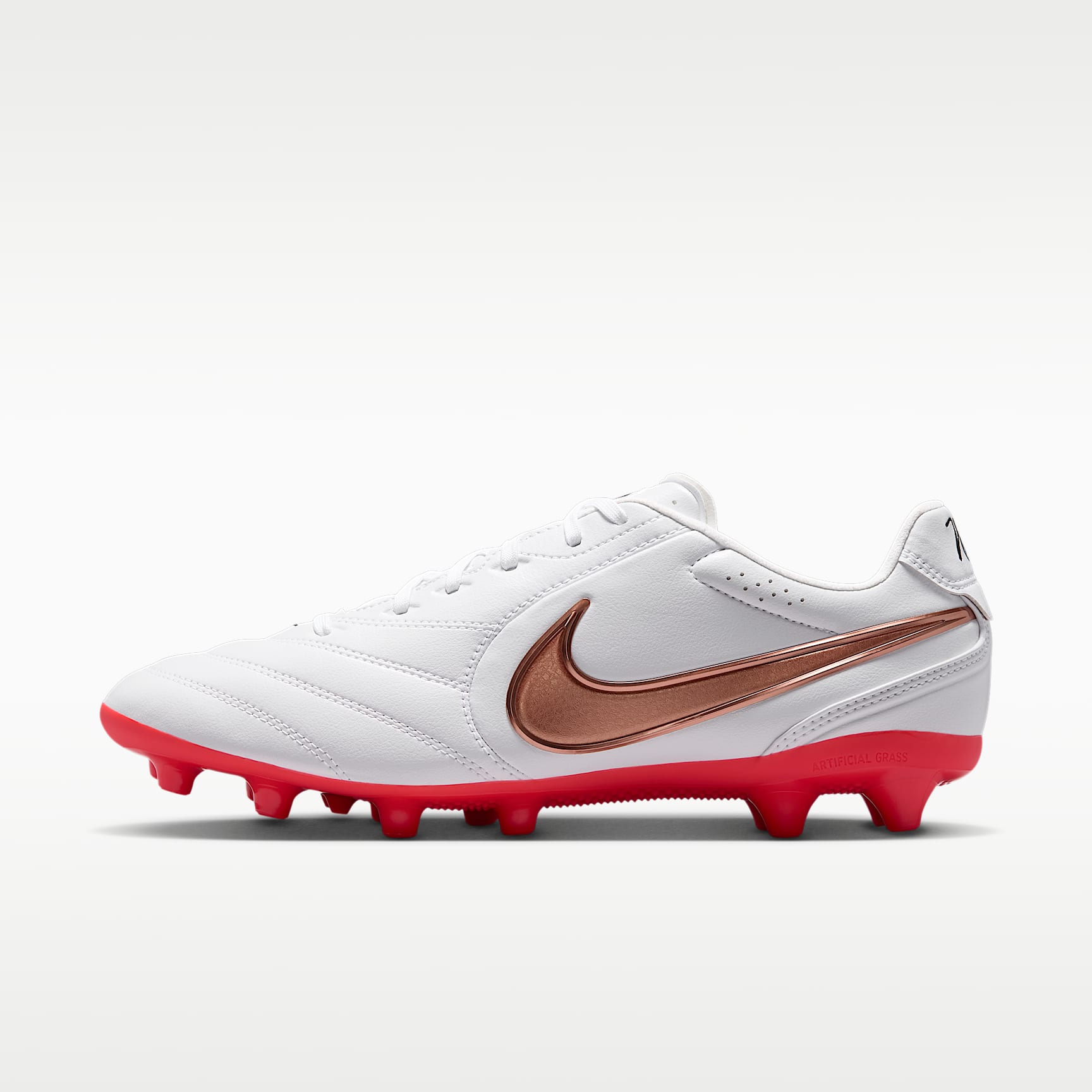 Nike Tiempo Ligera Pro Low-Top-Fußballschuh für Kunstrasen – Weiß/Bright Crimson/Blur
