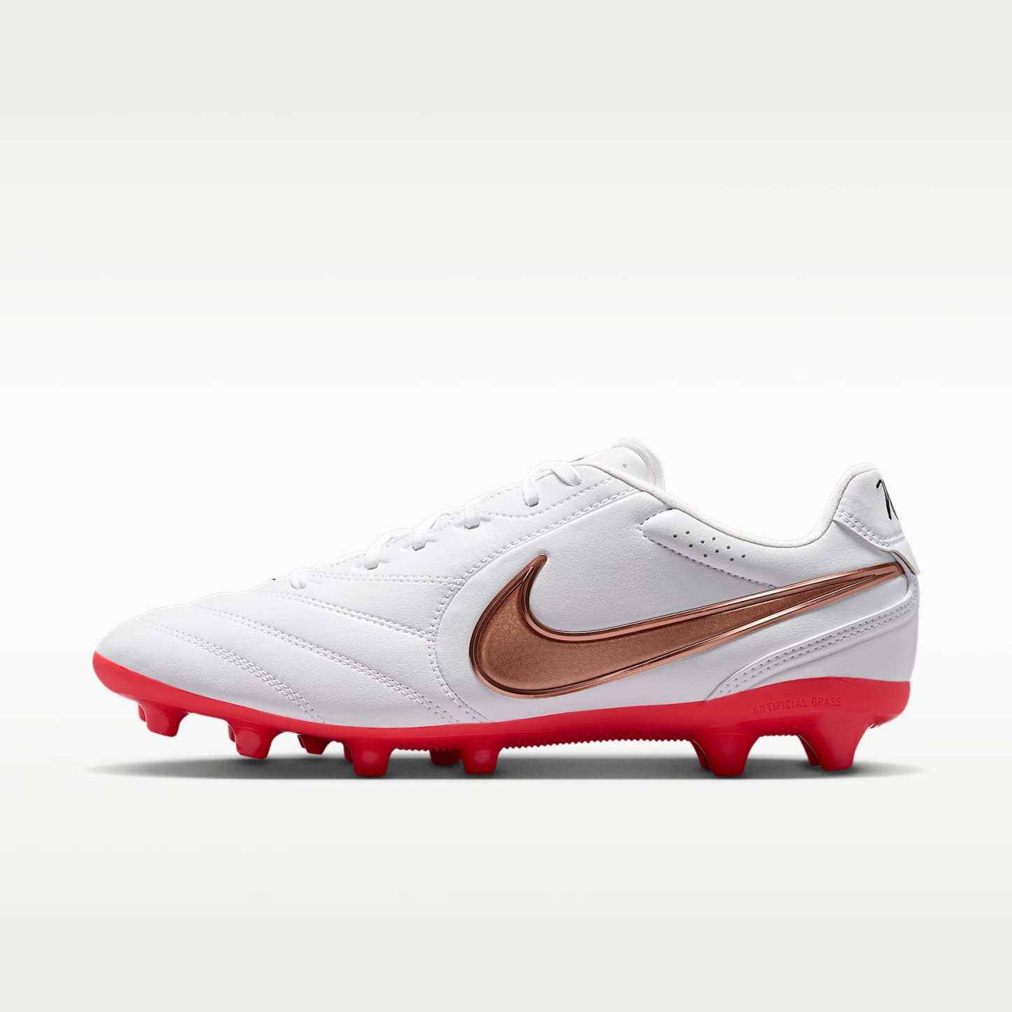 Nike Tiempo Ligera Pro Low-Top-Fußballschuh für Kunstrasen – Weiß/Bright Crimson/Blur
