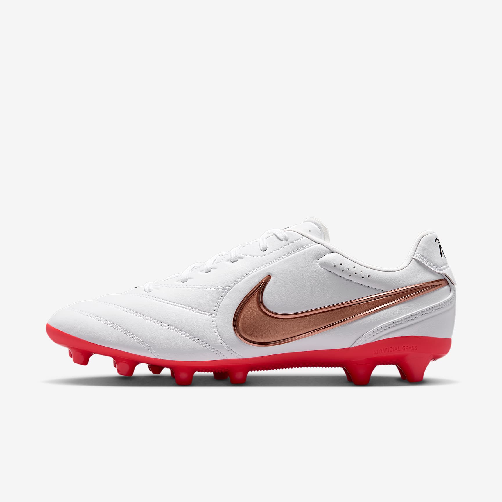 Nike Tiempo Ligera Pro Low-Top-Fußballschuh für Kunstrasen – Weiß/Bright Crimson/Blur
