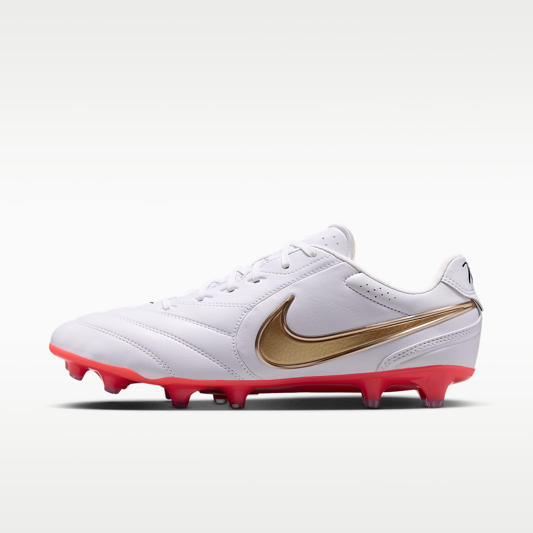 Nike Tiempo Ligera Pro Low-Top-Fußballschuh für normalen Rasen – Weiß/Bright Crimson/Blur