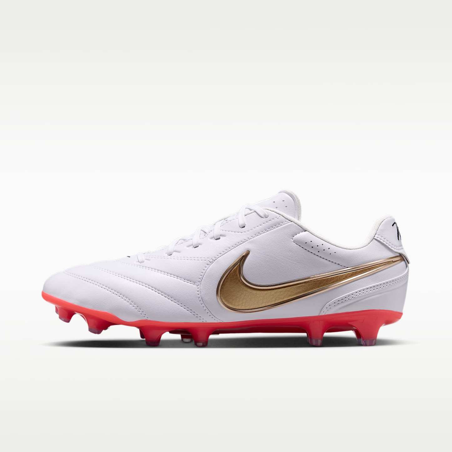 Nike Tiempo Ligera Pro Low-Top-Fußballschuh für normalen Rasen – Weiß/Bright Crimson/Blur